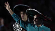 Roger Federer při tenisové exhibici v největší býčí aréně světa v Mexico City. Roger Federer při tenisové exhibici v největší býčí aréně světa v Mexico City.