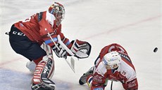 Pardubický brankář Ondřej Kacetl zasahuje, před ním padá obránce Jan Kolář. Pardubický brankář Ondřej Kacetl zasahuje, před ním padá obránce Jan Kolář.