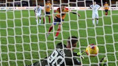 Gianluca Lapadula z Lecce překová z penalty gólmana Robina Olsena z Cagliari. Gianluca Lapadula z Lecce překová z penalty gólmana Robina Olsena z Cagliari.
