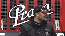 Pilot kamionu Aleš Loprais před novým vozem, speciálem Praga V4S. Pilot kamionu Aleš Loprais před novým vozem, speciálem Praga V4S.