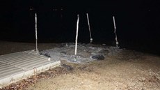 Na břehu Plumlovské přehrady si někdo udělal ohňostroj, který ale poničil část... Na břehu Plumlovské přehrady si někdo udělal ohňostroj, který ale poničil část...