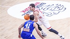 Jaromír Bohačík z Nymburka útočí na koš Mornaru Bar, brání ho Nemanja Vranješ. Jaromír Bohačík z Nymburka útočí na koš Mornaru Bar, brání ho Nemanja Vranješ.
