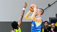 Martin Nábělek (vpravo) z Ostravy útočí kolem Joshe Browna z Ústí. Martin Nábělek (vpravo) z Ostravy útočí kolem Joshe Browna z Ústí.