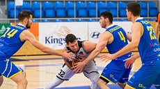 Pavol Lošonský (v bílém) z Hradce Králové pod tlakem opavských Martina Gniadka... Pavol Lošonský (v bílém) z Hradce Králové pod tlakem opavských Martina Gniadka...