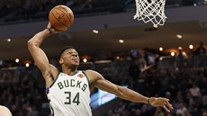 Janis Adetokunbo z Milwaukee smeuje proti Portlandu.