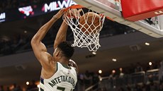 Janis Adetokunbo z Milwaukee smečuje proti Portlandu. Janis Adetokunbo z Milwaukee smečuje proti Portlandu.