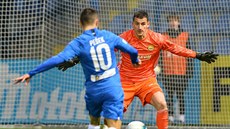 Jakub Pešek z Liberce útočí na zlínského brankáře Mateje Rakovana. Jakub Pešek z Liberce útočí na zlínského brankáře Mateje Rakovana.