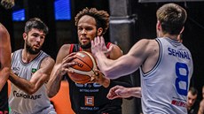 Ivan Almeida (uprostřed) z Nymburka se dere kolem Michala Mareše (vlevo) a... Ivan Almeida (uprostřed) z Nymburka se dere kolem Michala Mareše (vlevo) a...
