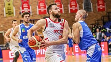 Martin Kříž (v bílém) z Nymburka si poradil s Martinem Nábělkem z Ostravy. Martin Kříž (v bílém) z Nymburka si poradil s Martinem Nábělkem z Ostravy.