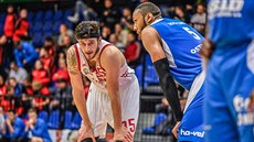 Zach Hankins (vlevo) z Nymburka a Kammeon Holsey z Ostravy odpočívají. Zach Hankins (vlevo) z Nymburka a Kammeon Holsey z Ostravy odpočívají.