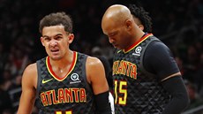 Trae Young (11) a Vince Carter, paráci z Atlanty