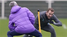 Trenér José Mourinho (vlevo) a jeho hvězda Harry Kane na tréninku Tottenhamu. Trenér José Mourinho (vlevo) a jeho hvězda Harry Kane na tréninku Tottenhamu.