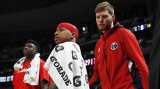 Thomas Bryant, Isaiah Thomas a Davis Bertans (zleva) z Washingtonu sledují... Thomas Bryant, Isaiah Thomas a Davis Bertans (zleva) z Washingtonu sledují...