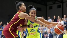 Alyssa Thomasová (vpravo) z USK Praha najíždí kolem Viktorije Medveděvové z... Alyssa Thomasová (vpravo) z USK Praha najíždí kolem Viktorije Medveděvové z...