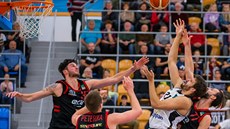 Dominik Heinzl (v bílém) z Hradce Králové zakončuje proti nymburské přesile. Dominik Heinzl (v bílém) z Hradce Králové zakončuje proti nymburské přesile.