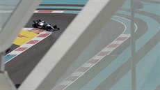 Valtteri Bottas z Mercedesu na okruhu v Abú Zabí