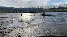 Hasiči zachraňovali muže uvázlého v bahně vypuštěného Všepadelského rybníka na... Hasiči zachraňovali muže uvázlého v bahně vypuštěného Všepadelského rybníka na...