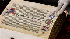 Bible vytištěná tiskařským lisem z doby vynálezce knihtisku Johannese... Bible vytištěná tiskařským lisem z doby vynálezce knihtisku Johannese...