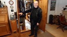 Tajný vchod v podobě skříně do hercovy zašívárny a ložnice, kde má své... Tajný vchod v podobě skříně do hercovy zašívárny a ložnice, kde má své...