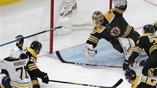 Bostonský brankář Tuukka Rask předvádí zázračný zákrok v utkání s Buffalem. Bostonský brankář Tuukka Rask předvádí zázračný zákrok v utkání s Buffalem.