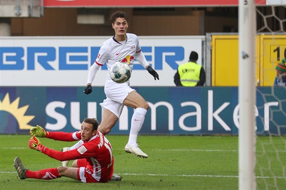 Patrik Schick stílí první gól Lipska v utkání nmecké ligy proti Paderbornu.
