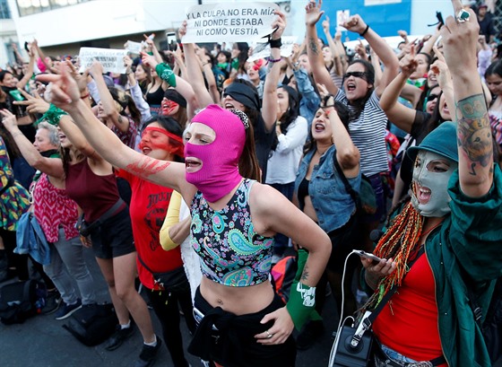 Demonstrantky protestují proti chilským bezpenostním slokám i celému státnímu...