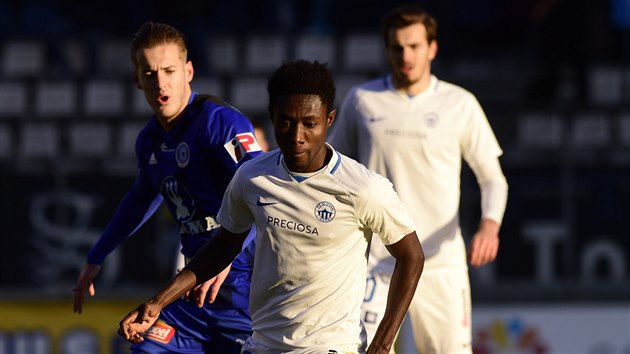 Liberecký Oscar Dorley (v popředí) vede balon v utkání proti Olomouci, Liberecký Oscar Dorley (v popředí) vede balon v utkání proti Olomouci,