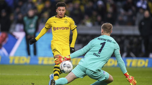 Jadon Sancho z Dortmundu (vlevo) stl gl v utkn s Herthou Berln.