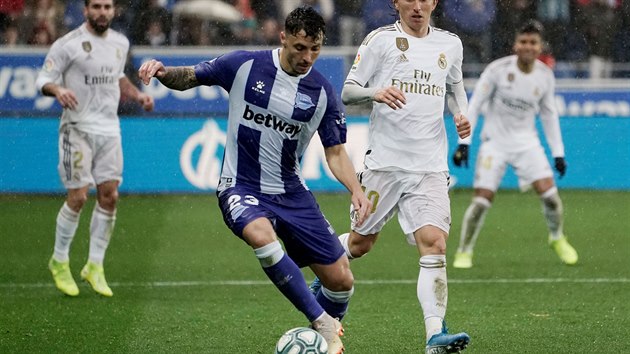 Ximo Navarro z Alavsu (uprosted) hraje s balonem, dobh jej Luka Modri z Realu Madrid.