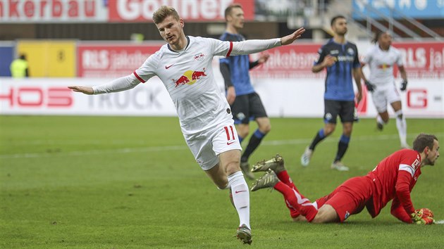 Timo Werner z Lipska (v poped) slav gl proti Paderbornu.