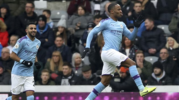 Raheem Sterling, tonk Manchesteru City, se raduje ze vstelenho glu proti Newcastlu.