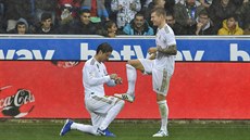 Sergio Ramos (vlevo) a Toni Kroos z Realu Madrid slaví gól.