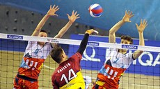 Liberecký smečař Petr Šulista útočí mezi ostravskými hráči Jakubem Dvořákem... Liberecký smečař Petr Šulista útočí mezi ostravskými hráči Jakubem Dvořákem...