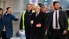 Britský premiér Boris Johnson se piel podívat na místo útoku na London Bridge...