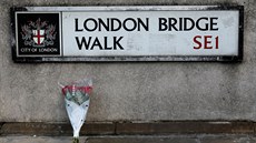 Na London Bridge se po útoku zaaly objevovat kvtiny. (30. listopadu 2019)
