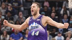 Bojan Bogdanovič z Utahu se raduje z trojky. Bojan Bogdanovič z Utahu se raduje z trojky.