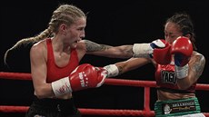 Fabiana Bytyqi (vlevo) boxuje proti Aně Arrazolaové z Mexika. Fabiana Bytyqi (vlevo) boxuje proti Aně Arrazolaové z Mexika.