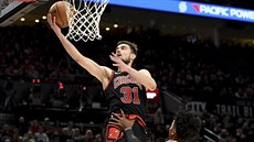 Tomáš Satoranský z Chicaga míří na koš Portlandu. Tomáš Satoranský z Chicaga míří na koš Portlandu.