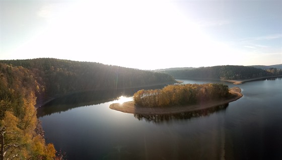 Výhled od zíceniny hradu Oheb na seskou pehradu