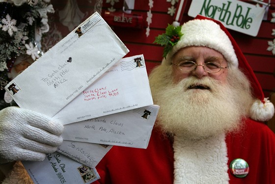 Patrick Farmer alias Santa Claus s dopisy dtí, které u letos dorazily do...