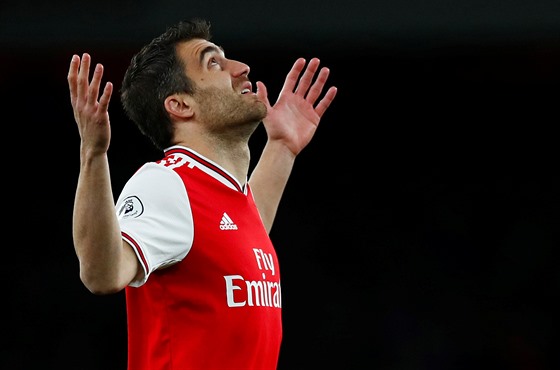 Sokratis Papastathopulos z Arsenalu se modlí ped zápasem Premier League.