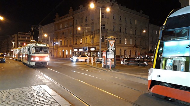 Na Letenském náměstí na stejnojmenné zastávce tramvaje chodci velmi riskují. Přebíhají před tramvajemi velmi těsně. Řidiči tramvají musí každou chvíli zvonit.