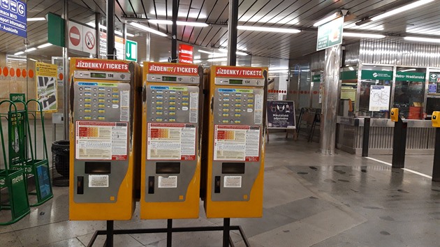 Stanice metra Hradčanská na lince A je jednou z posledních bašt automatů na jízdenky staršího typu. Ty jsou nahrazovány přístroji s dotykovými obrazovkami. V nových automatech lze za jízdné platit kromě hotovosti i kartou či je využít k rychlému vyhledání