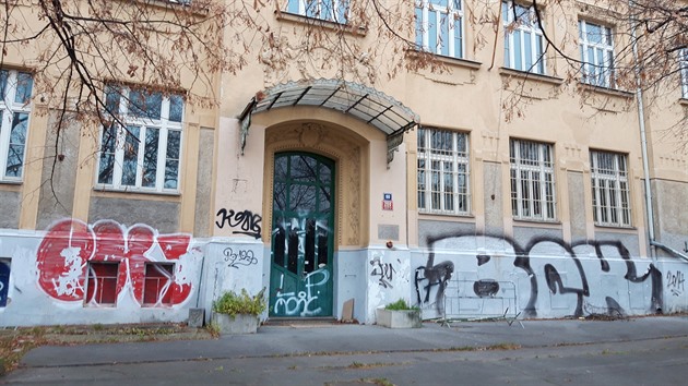 Katastrofální stav budovy bývalé školy a plotu hned u metra Strašnická.