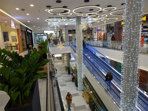 Nově otevřené Centrum Stromovka v Holešovicích perfektně zvládlo nápor kupujících a teď aranžéři vyzdobili celý prostor vánočními motivy pro přilákání zájemců o nákup dárků pod vánoční stromeček.