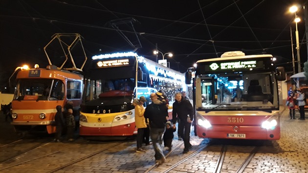 Dopravní podnik hlavního města Prahy rozsvítil ve Vozovně Střešovice svoji vánoční flotilu. Jednalo se o tramvaj typu Mazačka, tramvaj 15T a Retrobus Irisbus Iveco. Po slavnostním ceremoniálu se lidé tramvají 15T a Retrobusem ve vánoční úpravě mohli svéz
