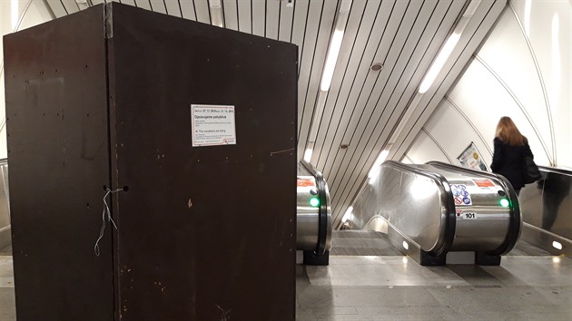 Porouchaný eskalátor na Muzeu byl ohrazen a probíhá jeho oprava.