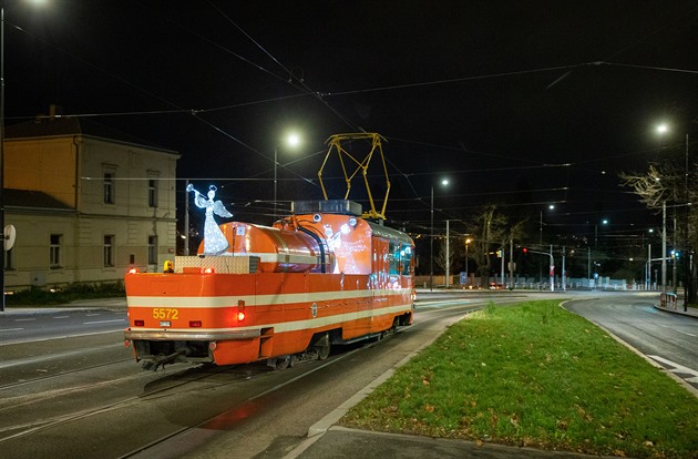 Rozsvícení vánoní tramvaje, retrobusu a tramvaje mazaky. Mikuláské odpoledne...