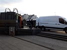 Poměrně neobvyklý úkaz byl dnes k vidění u metra Strašnická. Byl v provozu nákladní výtah. Je velká škoda, že výtah pro osoby nebyl zakomponován již při stavbě této stanice. Bezbariérový přístup řeší zde plošina na pevném schodišti. Poměrně neobvyklý úkaz byl dnes k vidění u metra Strašnická. Byl v provozu nákladní výtah. Je velká škoda, že výtah pro osoby nebyl zakomponován již při stavbě této stanice. Bezbariérový přístup řeší zde plošina na pevném schodišti.