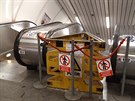 Na stanici metra Muzeum na přestupu mezi linkami A a C je jeden eskalátor mimo provoz od minulého týdne. Dnes na jeho místě byla umístěna tabulka s termínem dokončení opravy. Dobrou zprávou je, že se na odstranění problému již pracuje a oprava má být doko Na stanici metra Muzeum na přestupu mezi linkami A a C je jeden eskalátor mimo provoz od minulého týdne. Dnes na jeho místě byla umístěna tabulka s termínem dokončení opravy. Dobrou zprávou je, že se na odstranění problému již pracuje a oprava má být doko